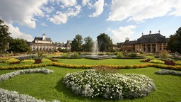 Dresden, Schloß Pillnitz - Ansicht vom Garten auf das neue Palais und auf das Wasserpalais