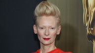 17.11.2024, USA, Los Angeles: Tilda Swinton kommt zu den 15. Governors Awards im Ray Dolby Ballroom in Los Angeles. (zu dpa: «Berlinale: Goldener Ehrenbär für Tilda Swinton»)