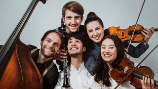 Gruppenbild der Musiker mit Instrumenten