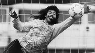 René Higuita, Torhüter der kolumbianischen Fußballnationalmannschaft, wehrt am 6.6.1990 im Weltmeisterschaftstraining in Bologna einen Ball ab