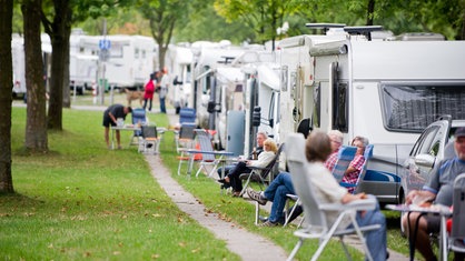 Menschen campen am 30.08.2013 auf einem Parkplatz bei der Messe in Düsseldorf