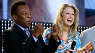 Barbara Schöneberger gemeinsam mit Pelé bei der Eröffnung der Fan-Meile am Brandenburger Tor 2006