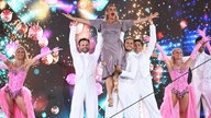 Moderatorin Barbara Schöneberger tanzt mit Profitänzer Christian Polanc (3.v.l) und Lets Dance Gewinner Rurik Gislason (4.v.l) während der Verleihung des Deutschen Fernsehpreises 2021 im Tanzbrunnen