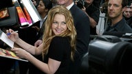 Drew Barrymore posiert mit Fans