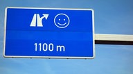 Autobahnschild mit freiem Platz beim Städtenamen