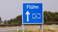 Autobahnschild mit "Flühn"