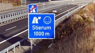 Autobahnschild mit "Stierum"