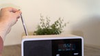 Nahaufnahme der Bedienknöpfe eines DAB+-Radios