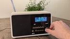 Nahaufnahme der Bedienknöpfe eines DAB+-Radios