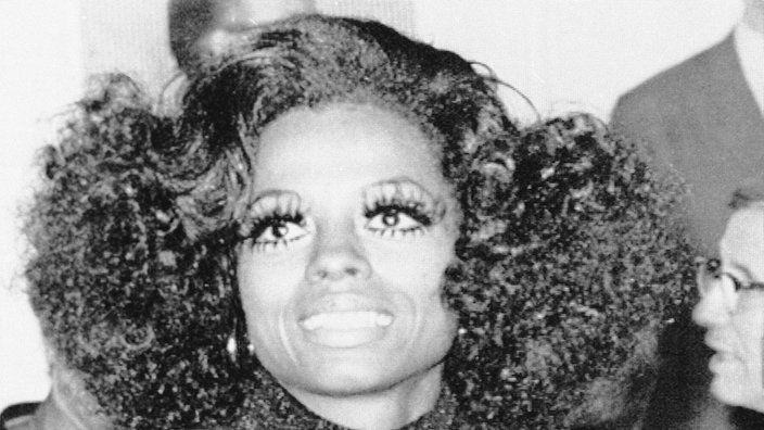 Diana Ross als junge Frau in schwarz-weiß