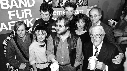 Künstler im Dienst der Hungerhilfe am 23.01.1985 in Köln (von links nach rechts): Herbert Grönemeyer, Ina Deter, Klaus Lage und Willy Millowitsch, dahinter Mitglieder von Pop-Bands und Alfred Biolek