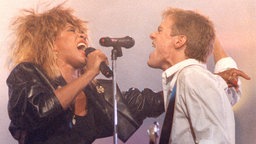 Tina Turner und Bryan Adams bei einem Auftritt in Toronto 1985