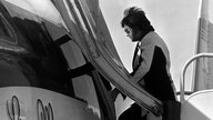 Elvis Presley steigt in seinen Privatjet