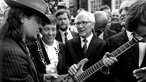 Udo Lindenberg überreicht dem ehemaligen SED-Generalsekretär Erich Honecker (M) bei dessen Besuch 1987 in Wuppertal eine - laut Lindenberg - "nicht ganz billige Gitarre" mit der Aufschrift "Gitarren statt Knarren"