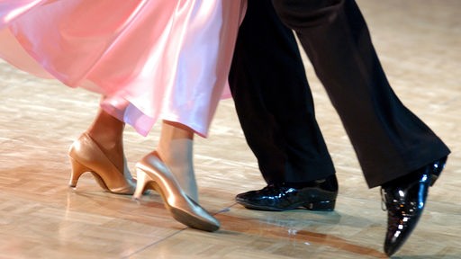 Ein Paar tanzt bei einem Tanzturnier
