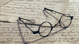 Die Brille von Franz Schubert auf einem Originalmanuskript der Lieder "Die Taubenpost"