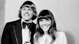 Die Carpenters, Richard und Karen, posieren mit ihrem Grammy 1970 