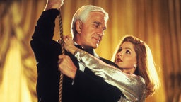 Filmszene aus "Die nackte Kanone 33 1/3" mit Leslie Nielsen und Priscilla Presley (1994)