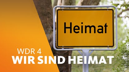 Straßenschild "Heimat" mit ergänzendem Schriftzug "Wir sind Heimat"