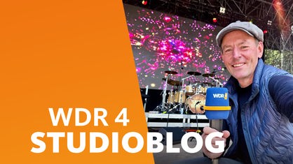 WDR 4 Lokalzeitreporter Manuel Unger vor der Bühne am Bonner Kulturrasen