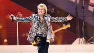 Rod Stewart steht 2024 bei einem Konzert in Kopenhagen auf der Bühne