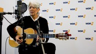 Musikerin Joan Baez ist zu Gast im WDR 4 Studio und spielt auf ihrer Gitarre