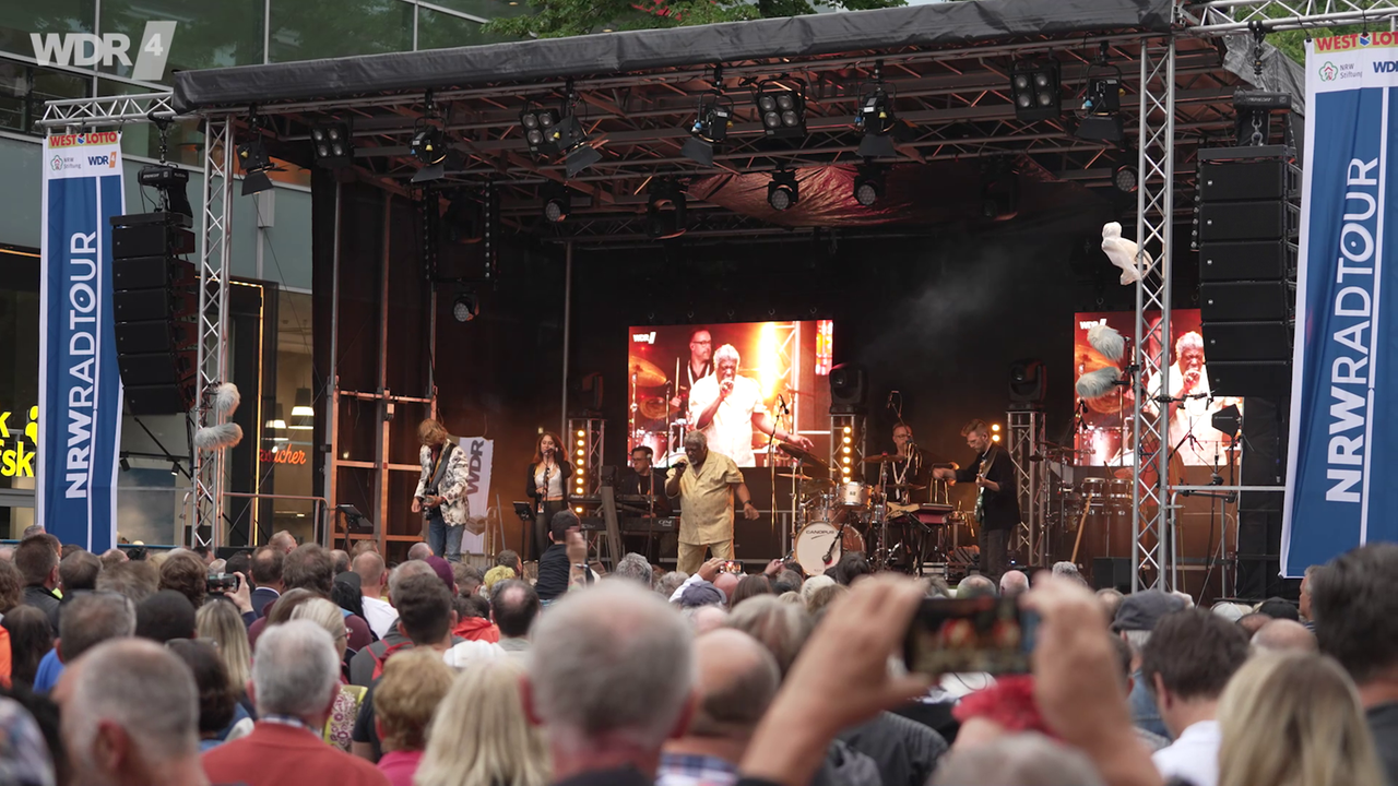 Sydney Youngblood & Band auf der Bühne beim WDR 4 Sommer Open Air zur NRW Radtour 2023 