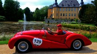 Ein Fiat Simca-Oldtimer "8 Sport Grolleau-Deho Barquetta" Baujahr 1938 fährt in Jüchen vor Schloss Dyck bei den "Classic Days" entlang