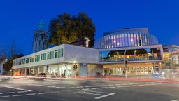 Außenansicht vom Theater Münster in der Dämmerung.