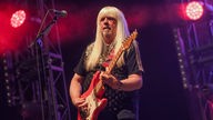 Andy Scott von The Sweet auf der Bühne in Erfurt 2017