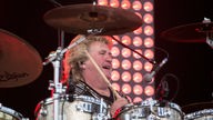 Schlagzeuger Bruce Bisland von The Sweet auf der Bühne in Stockholm
