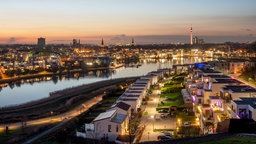 Dortmund bei Abenddämmerung mit Blick auf den Phoenix-See. 