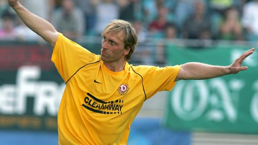 Ansgar Brinkmann bejubelt sein Tor im Elfmeterschießen am 21.08.2005 im Leipziger Zentralstadion.