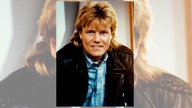 Dieter Bohlen (1989) trägt einen blonden Vokuhila, Jeanshemd und Lederjacke.