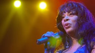 Donna Summer bei einem Live Auftritt in Hard Rock Live Hollywood