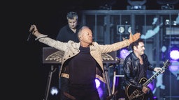 Jim Kerr auf einem Konzert mit seiner Band Simple Minds auf der Global Tour 2024.