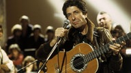 Leonard Cohen mit Gitarre 1979.