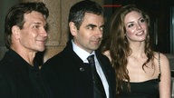 Rowan Atkinson mit Patrick Swayze und Tamsin Egerton