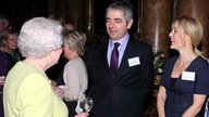 Queen Elizabeth empfängt Rowan Atkinson und Gillian Anderson