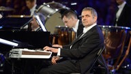 Rowan Atkinson spielt Keyboard