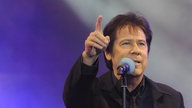 Shakin' Stevens während eines Auftritts der NDR 1 Welle Nord Schlagerveranstaltung "Kult am Kaltberg" (2011)