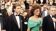 Sophia Loren und ihr Sohn Carlo Ponti Jr. 1989 am Festivalplatz in Cannes. 