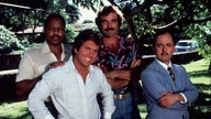 Tom Selleck mit seiner Magnum-Schauspieler-Crew