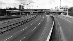 Blick auf die völlig leere Berliner Stadtautobahn am 25.11.1973, dem ersten der vier autofreien Sonntage.