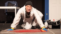 Jan Schuba als "Der Tatortreiniger" in einer Theaterkomödie