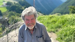 Der Bergsteiger Reinhold Messner steht vor seinem Schloss Juval.