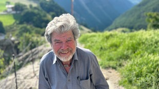 Der Bergsteiger Reinhold Messner steht vor seinem Schloss Juval.