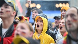 Fußballfans verfolgen auf dem Fanfest in Leipzig das Vorrundenspiel Deutschland - Ungarn der EM 2024.