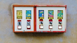 Kaugummiautomat an einer Hauswand