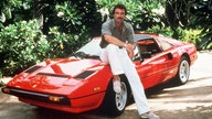 Privatdetektiv Thomas Magnum lehnt an einem roten Ferrari in der Fernsehserie Magnum.